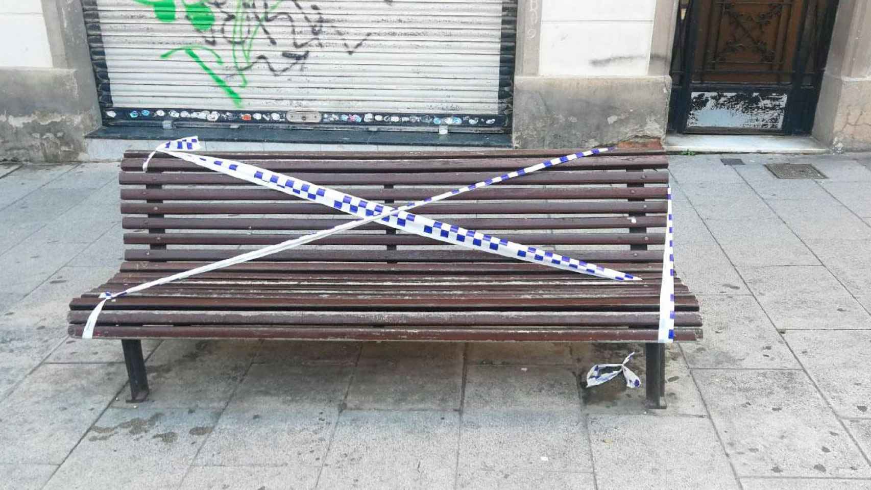 Imagen de uno de los bancos precintados de la plaza del Mercado de Collblanc en L'Hospitalet / CG