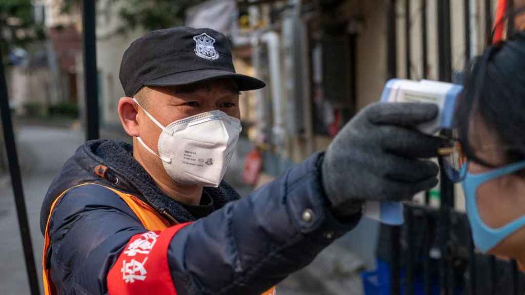 Toman la temperatura a un viandante en Japón como prevención contra el coronavirus / EUROPAPRESS