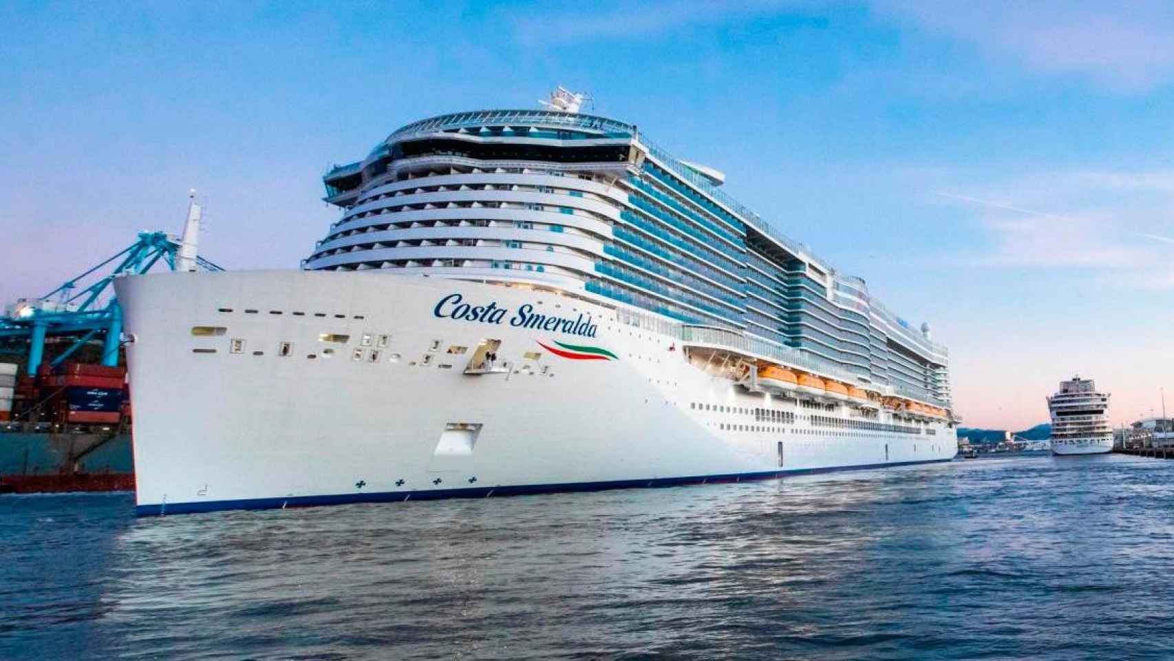 El Costa Smeralda, el crucero bloqueado por Italia porque dos de los pasajeros presentan síntomas similares a los del coronavirus / EFE