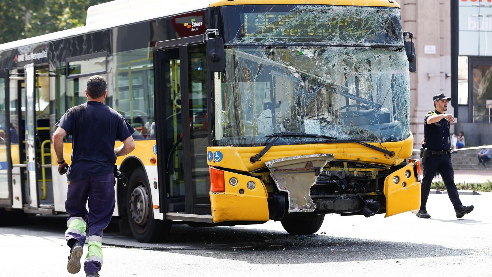 Autobús siniestrado tras el accidente en plaza España, en el que se ha arrollado a una motorista / EFE