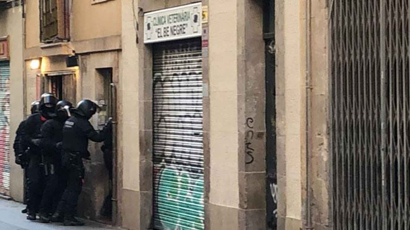 Operativo de Mossos d'Esquadra y Guardia Urbana contra los narcopisos en el Raval / MOSSOS