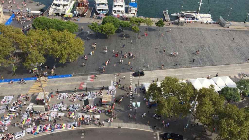 Vista aérea del top manta en paseo Colón (Barcelona)