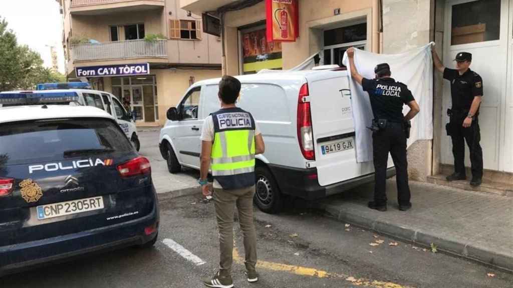 Una imagen de la Policía Nacional en el lugar de los hechos Dejan en libertad al abuelo de la bebé que falleció coche