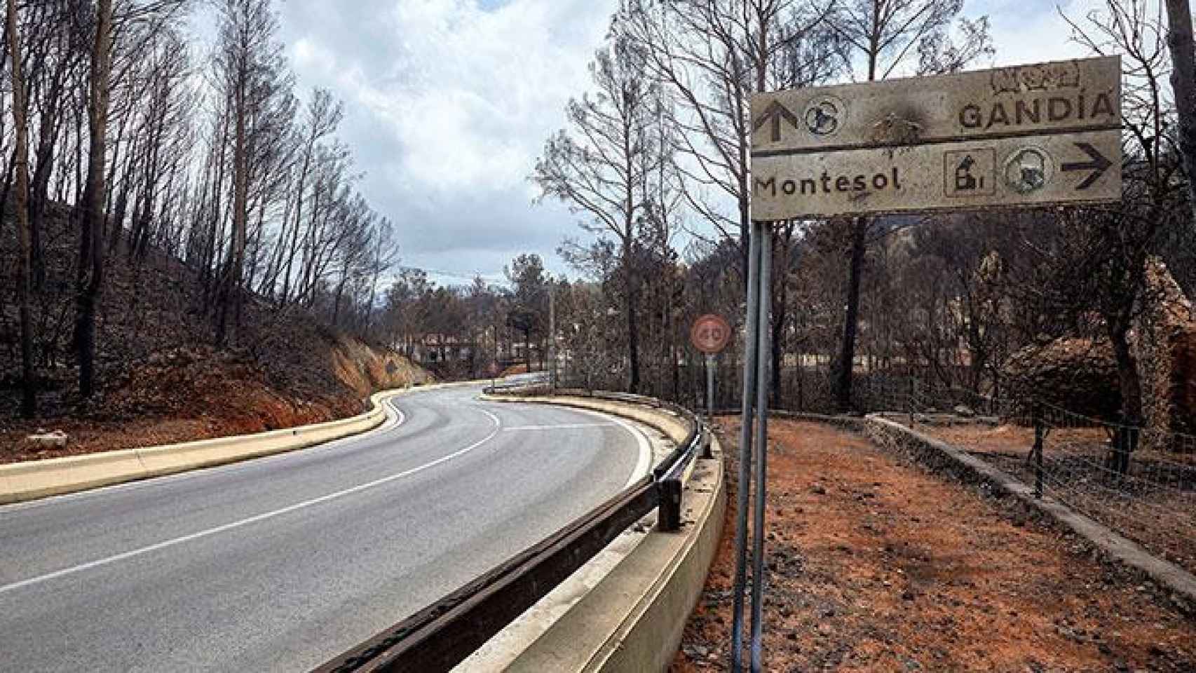 Parte de la zona afectada por el incendio declarado en Llutxent el lunes pasado, tras la extinción del fuego / EFE