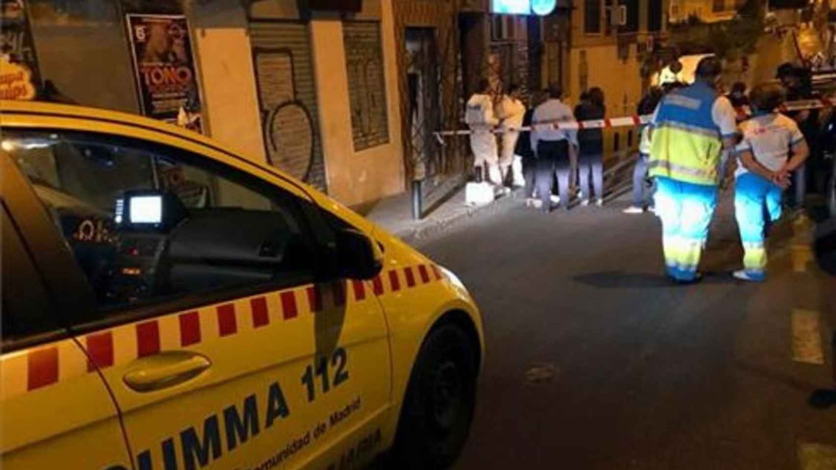 Una foto de los servicios de emergencia en el barrio de Tetuán de Madrid donde el hombre ha ahorcado a la mujer / EFE