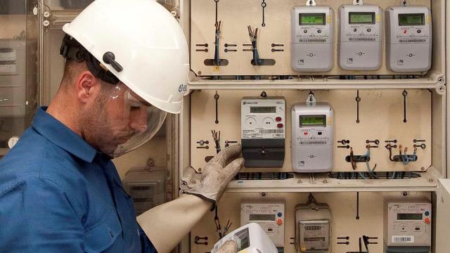 Una foto de archivo de un técnico modificando los contadores inteligentes