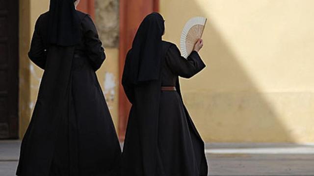 Dos monjas caminan por una calle, en una imagen de archivo / EFE