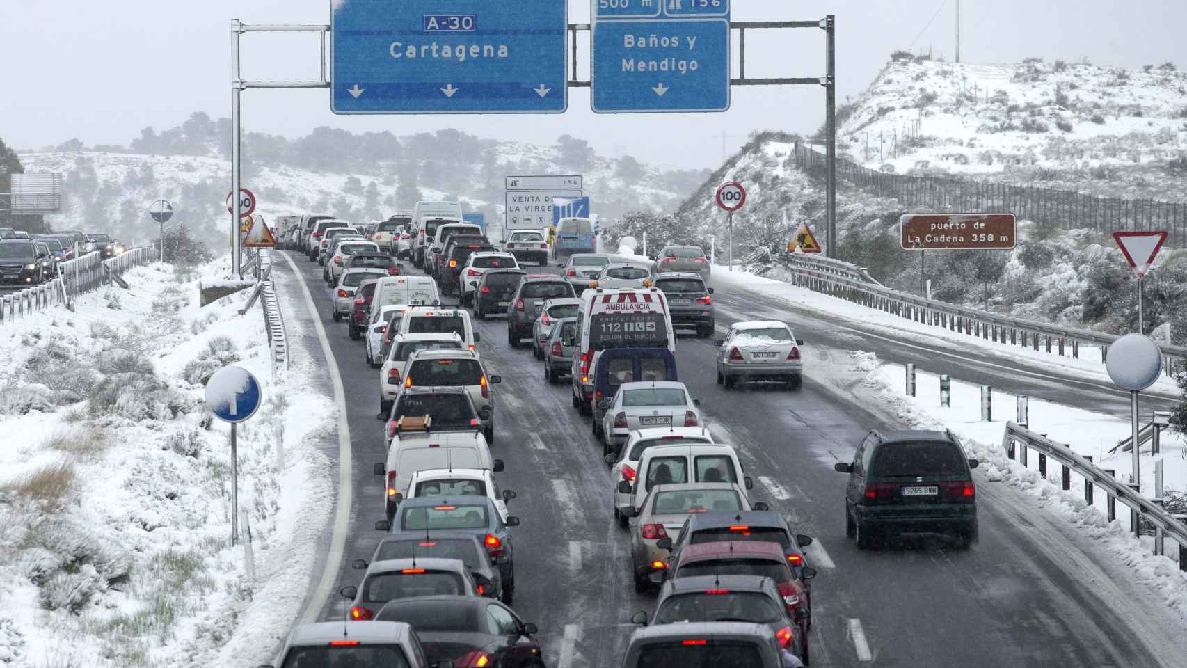 Retenciones el jueves en la A-30 a la altura de Murcia a causa del temporal de nieve / EFE