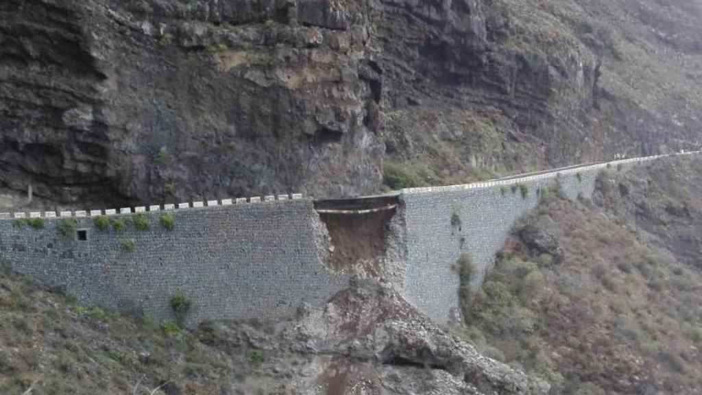 Imagen de la carretera derrumbada en Tenerife.