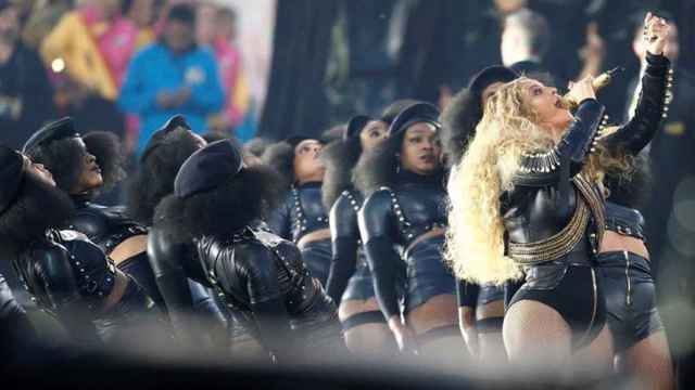 Beyoncé y sus bailarinas en la Super Bowl / EFE
