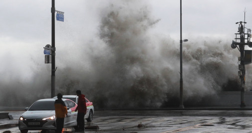 Las altas olas golpean un rompeolas en la costa de la ciudad portuaria de Busan, al sureste del país, mientras el tifón Hinnamnor azota el sur de Corea del Sur / EUROPA PRESS