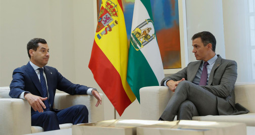 El presidente del Gobierno, Pedro Sánchez (d), recibe al presidente de Andalucía, Juan Manuel Moreno (i), con una agenda marcada por los incendios forestales que golpean España, este jueves en el Palacio de la Moncloa en Madrid - EFE/ Mariscal