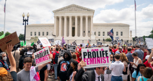 Activistas favorables y contrarios al aborto se concentran ante el Tribunal Supremo de EEUU en Washington / SHAWN THEW - EPA