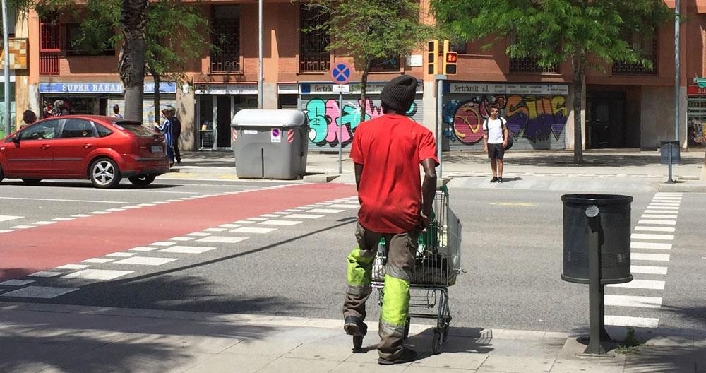 Una persona con carro de chatarra en la calle Marina de Barcelona / CG