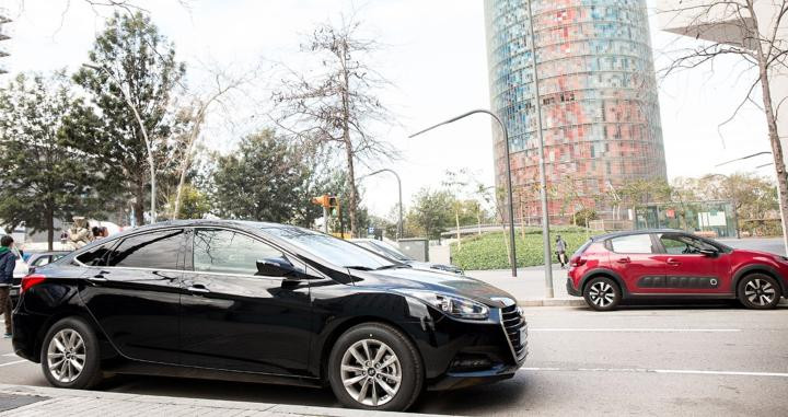 Un coche de Uber aparcado frente a la Torre Glòries de Barcelona / Uber