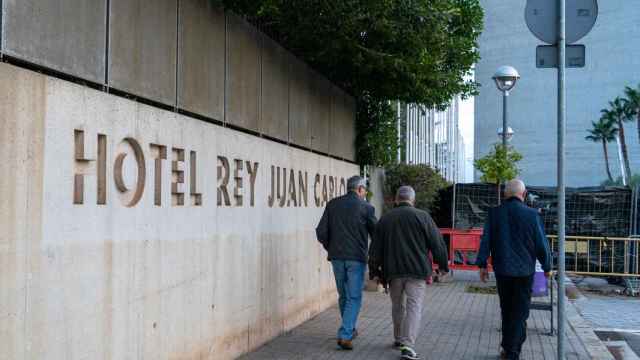 Vecinos ante el Hotel Juan Carlos I de Barcelona, cerrado desde hace tres años / GALA ESPÍN (CG)