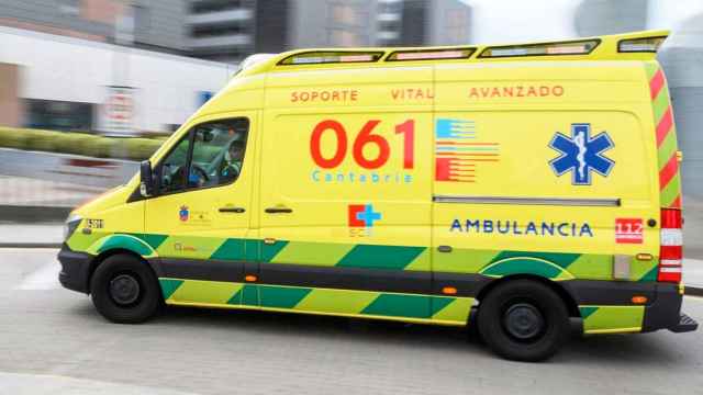 Imagen de una ambulancia del Servicio Cántabro de Salud (SCS) / EFE