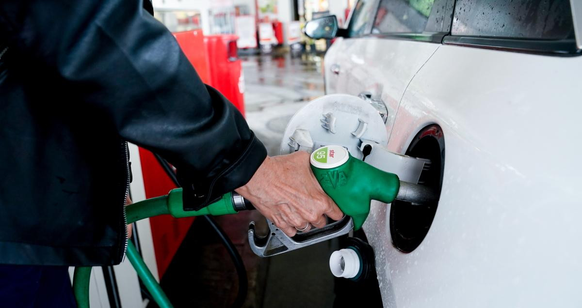 El alza de los combustibles ha contribuido a que el IPC se sitúe en dos dígitos / EUROPA PRESS