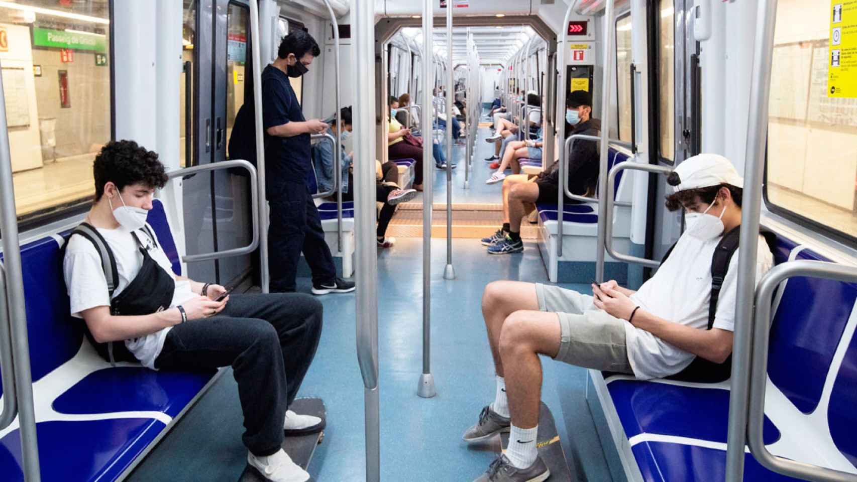 Dos pasajeros, viajando en un convoy del Metro de Barcelona / EFE