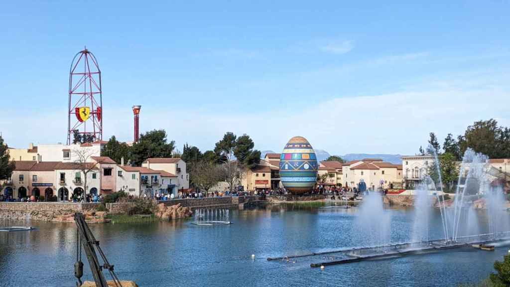 Imagen de PortAventura World con el 'Easter egg' de fondo / Cedida