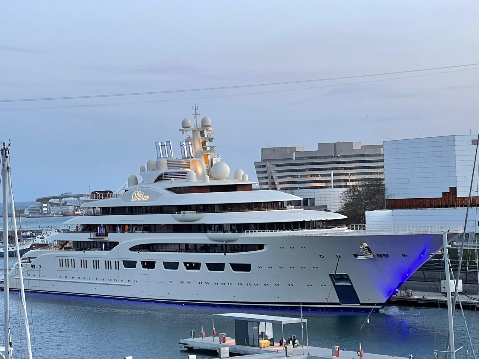 El yate Dilbar en el puerto de Barcelona / CG