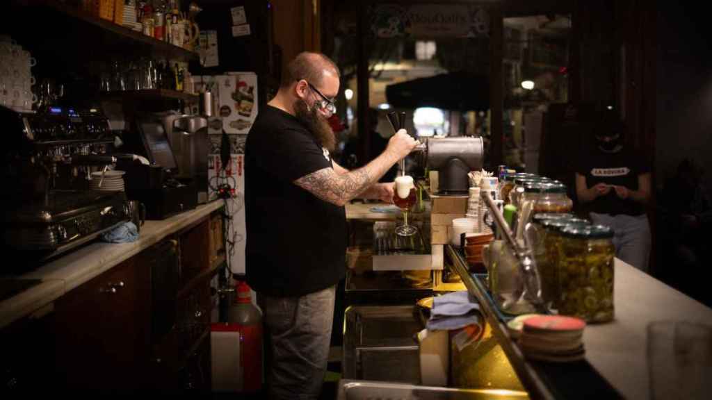 Un camarero en un bar de Barcelona, uno de los sectores donde más se ha notado el descenso del paro / EP