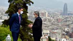 El primer ministro italiano, Mario Draghi (dcha.), conversa con su homónimo español, Pedro Sánchez, con Barcelona al fondo / EP