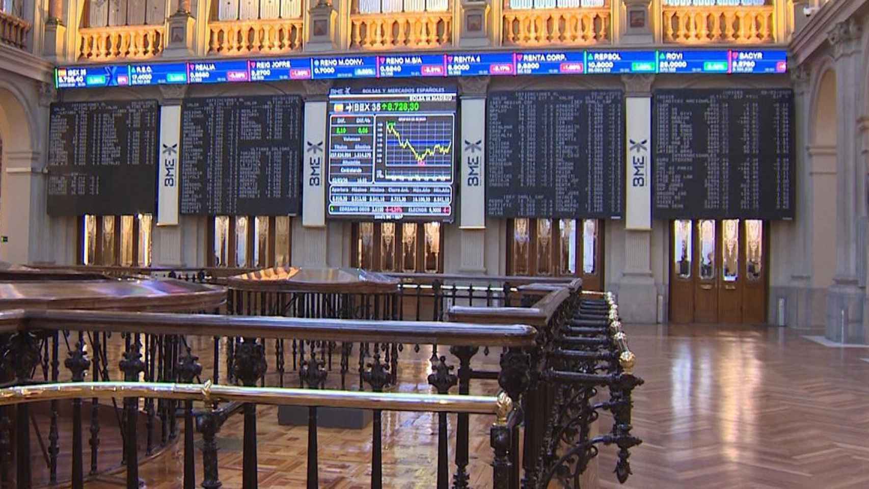 Interior de la sala de la Bolsa, con las pantallas que incluyen las cotizaciones del Ibex 35 al fondo / EP