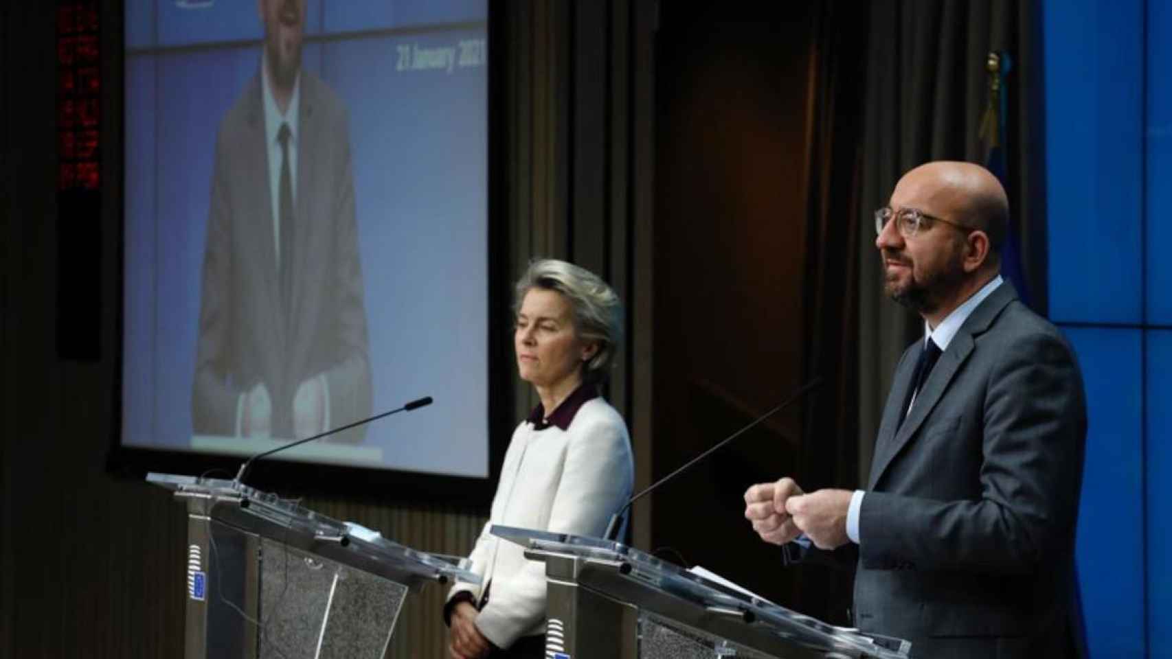 Ursula von der Leyen, presidenta de la Comisión, ayer junto a Charles Michel, presidente del Consejo Europeo / UE