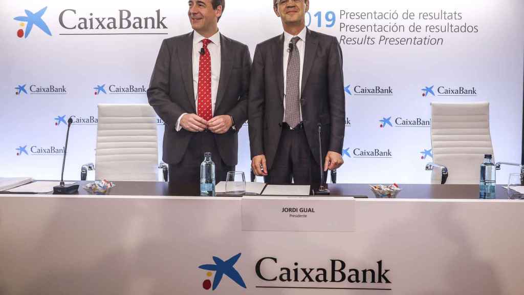 El consejero delegado de la entidad, Gonzalo Gortázar (izq), y el presidente de CaixaBank, Jordi Gual (dech) / EUROPA PRESS