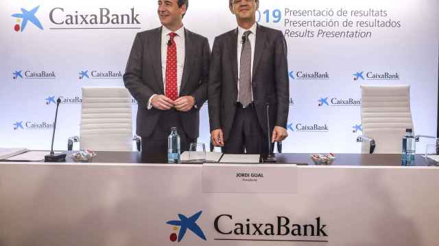 El consejero delegado de la entidad, Gonzalo Gortázar (izq), y el presidente de CaixaBank, Jordi Gual (dech) / EUROPA PRESS