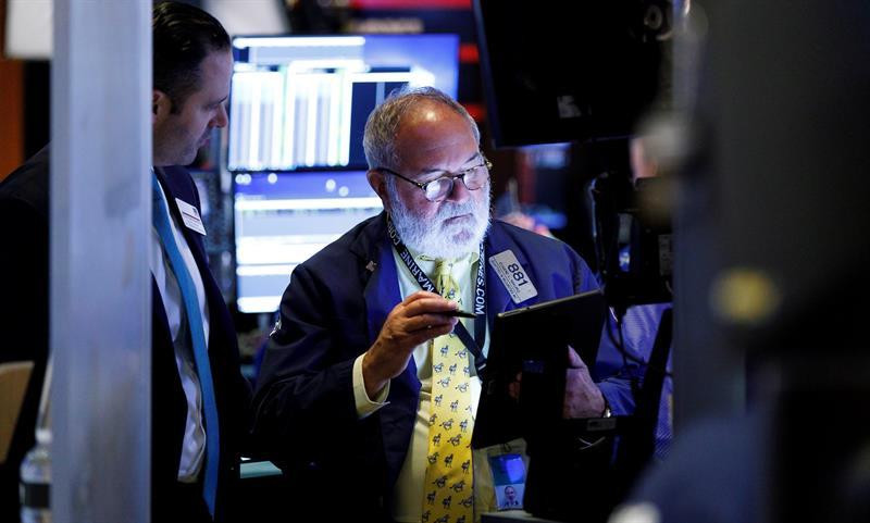 Agentes de Wall Street trabajan durante la jornada del miércoles, cuando las señales de la deuda dieron la alarma / EFE