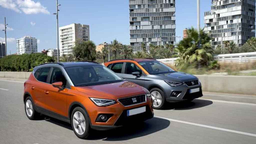 Dos Seat Arona, el modelo que ha dado el impulso final para que la automovilística cierre el primer semestre con una cifra histórica de entregas / SEAT