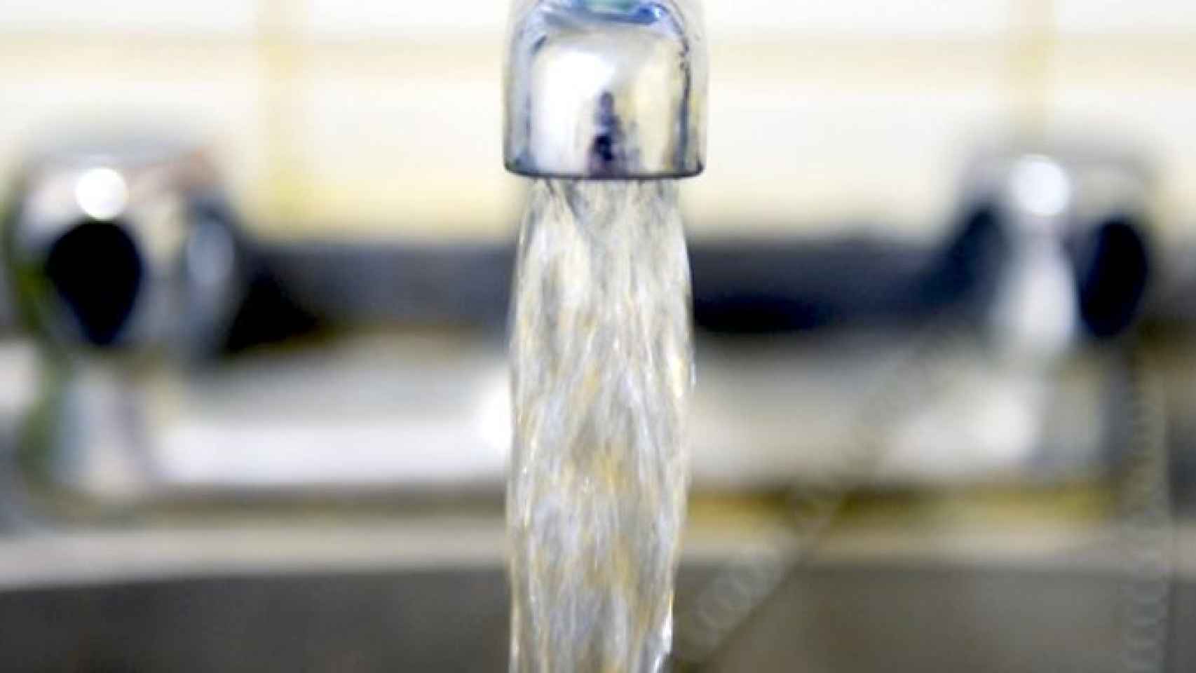 La gestora de agua de los 23 municipios del Área Metropolitana de Barcelona condonará la deuda que mantienen con la compañía las familias en riesgo de exclusión social / EFE