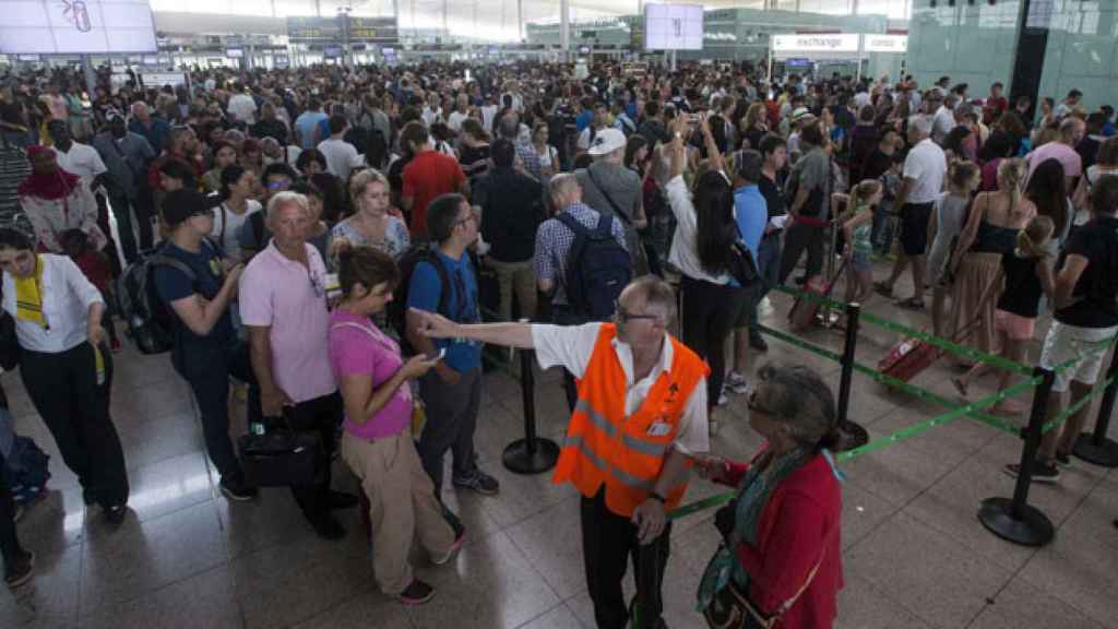 Colas en El Prat por la huelga de vigilantes de los arcos de seguridad de Eulen el domingo / EFE