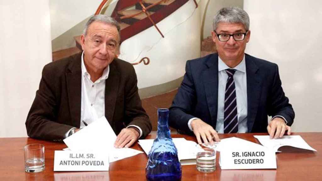 Antoni Poveda (i), alcalde socialista de Sant Joan Despí, firma el convenio de lucha contra la pobreza energética con Ignacio Escudero (d), director general de Aguas de Barcelona / CG