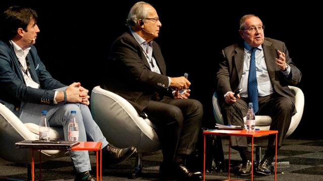 Nilo García Manchado, CEO de Crambo; Hisham-El-Sheriff, director ejecutivo de Nile Capital-Emirates; y Josep Lluís Bonet, presidente de la Cámara de Comercio de España, en el II Foro de Excelencia Lloret.
