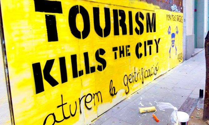 Grafiti contra el turismo en el barrio de Gracia en Barcelona / CG