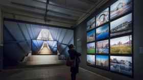 Una mujer contempla la exposición en la que Jorge Conde refleja la transformación de edificios obsoletos en vehículos de cultura / JORGE CONDE