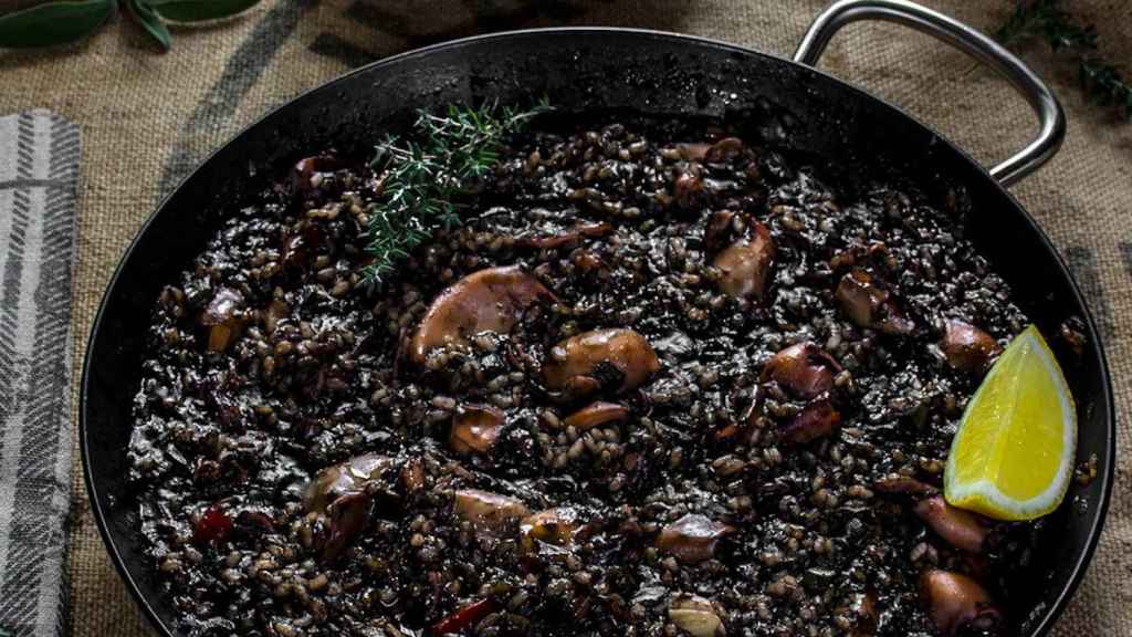 Barcelona tiene algunos de los mejores restaurantes para probar el arroz negro / PINTEREST