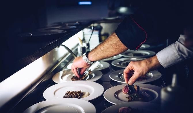 Chef preparando los platos en un restaurante de lujo / Fabrizio Magoni en UNSPLASH