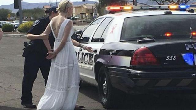 Una foto de la novia en el momento de su detención