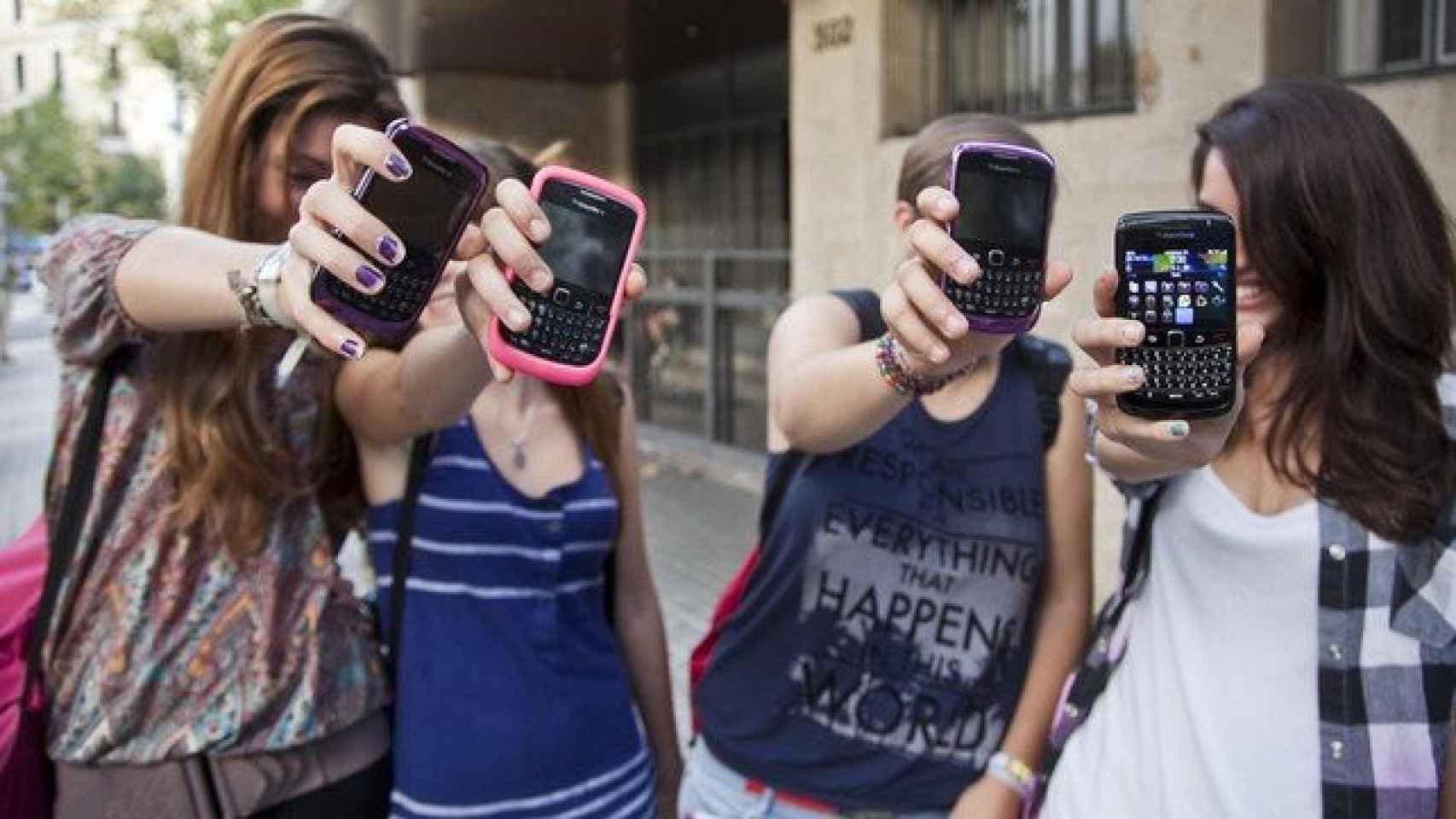 Un joven adicto al teléfono llegan a denunciar a su madre