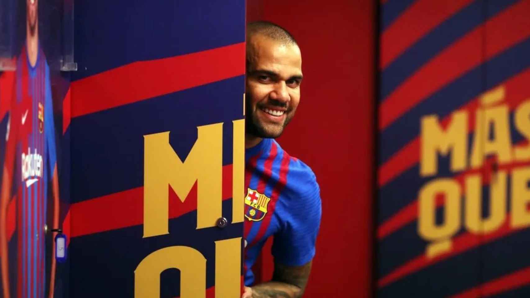 Dani Alves, bromeando en una de las sesiones de fotos del Barça / FCB