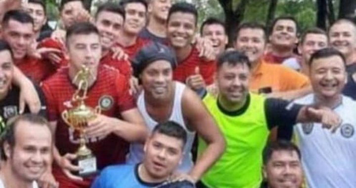 Ronaldinho celebrando el triunfo del torneo penitenciario