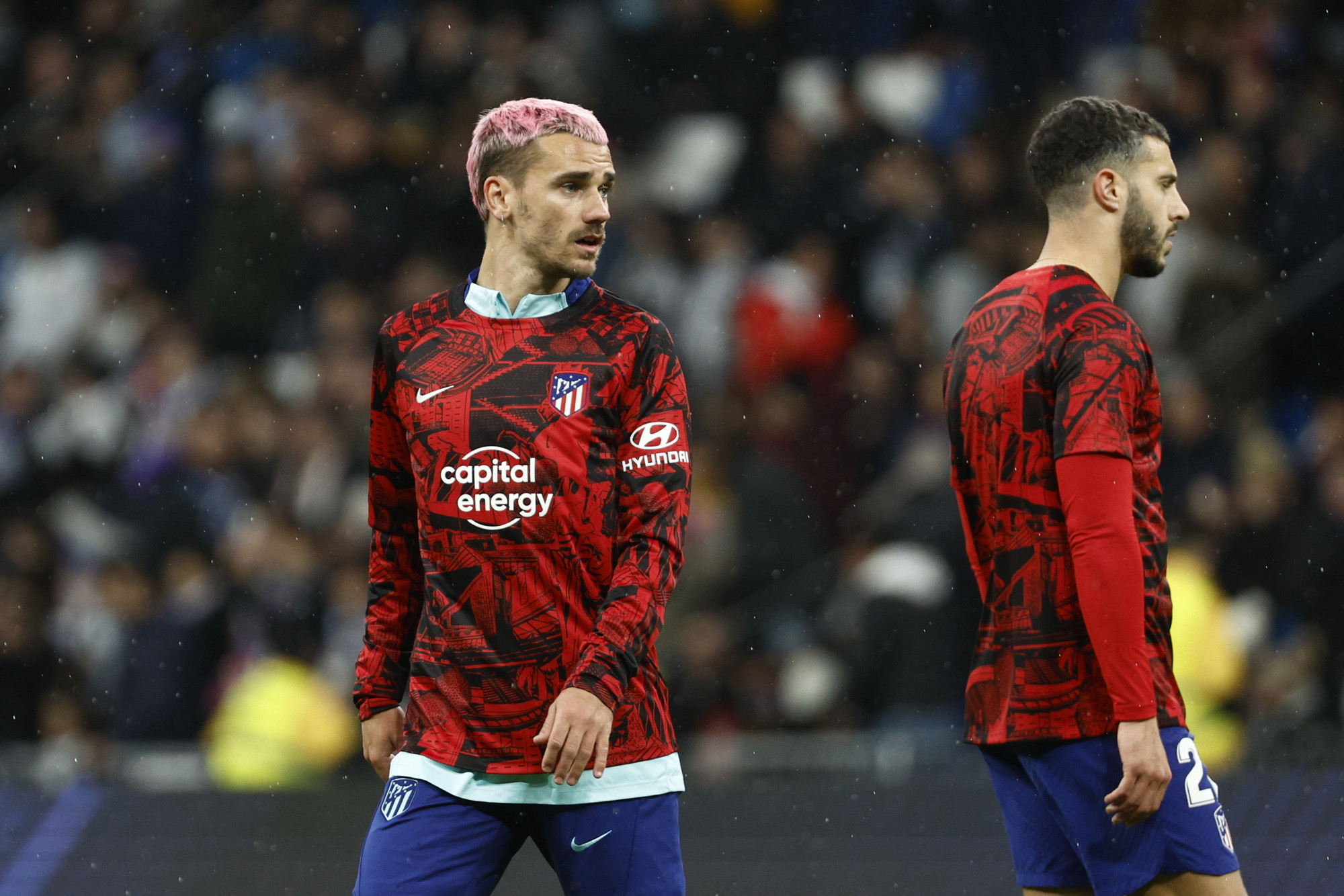 Antoine Griezmann, durante el calentamiento previo al Real Madrid-Atlético / EFE