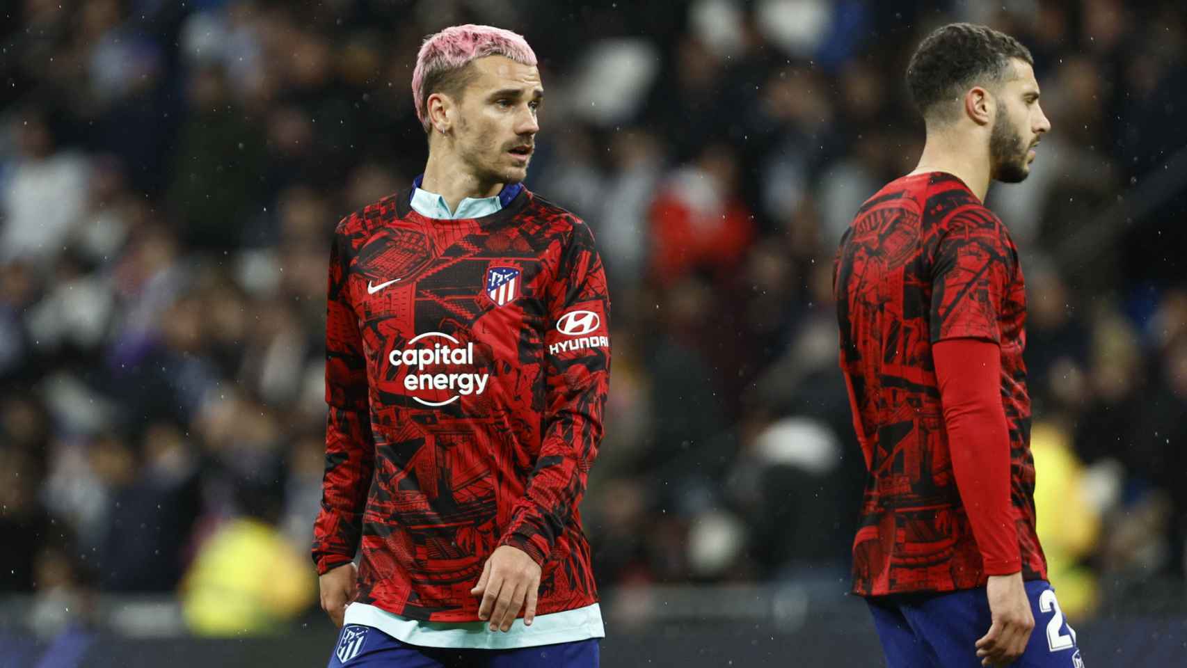 Antoine Griezmann, durante el calentamiento previo al Real Madrid-Atlético / EFE