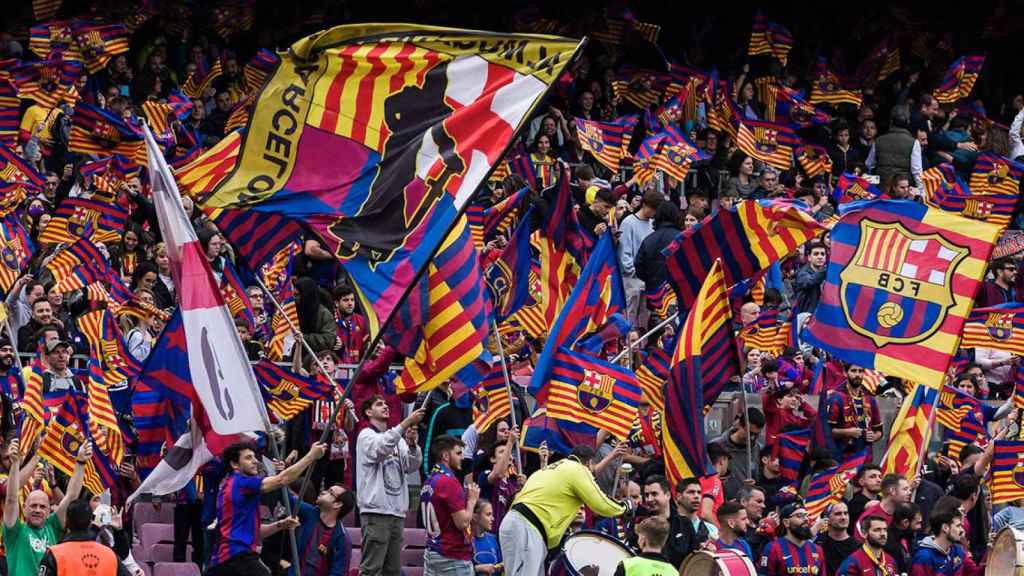 Banderas del Barça en el Camp Nou / EUROPA PRESS