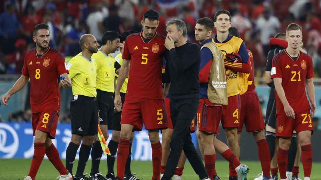 Luis Enrique habla con Busquets tras la victoria ante Costa Rica / EFE