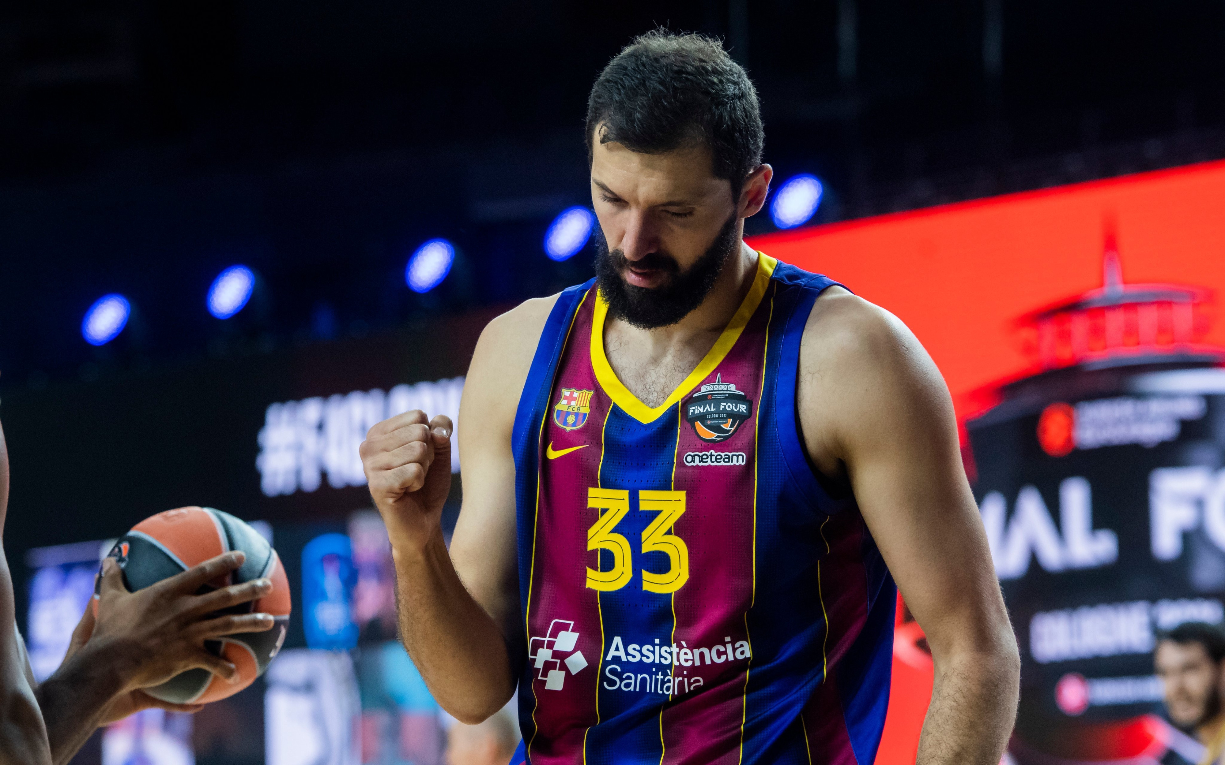 Mirotic, en un partido del Barça, es el jugador mejor pagado de Europa / EFE